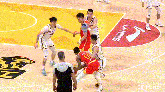 包含场面火爆！CBA观众席沸腾不已的词条