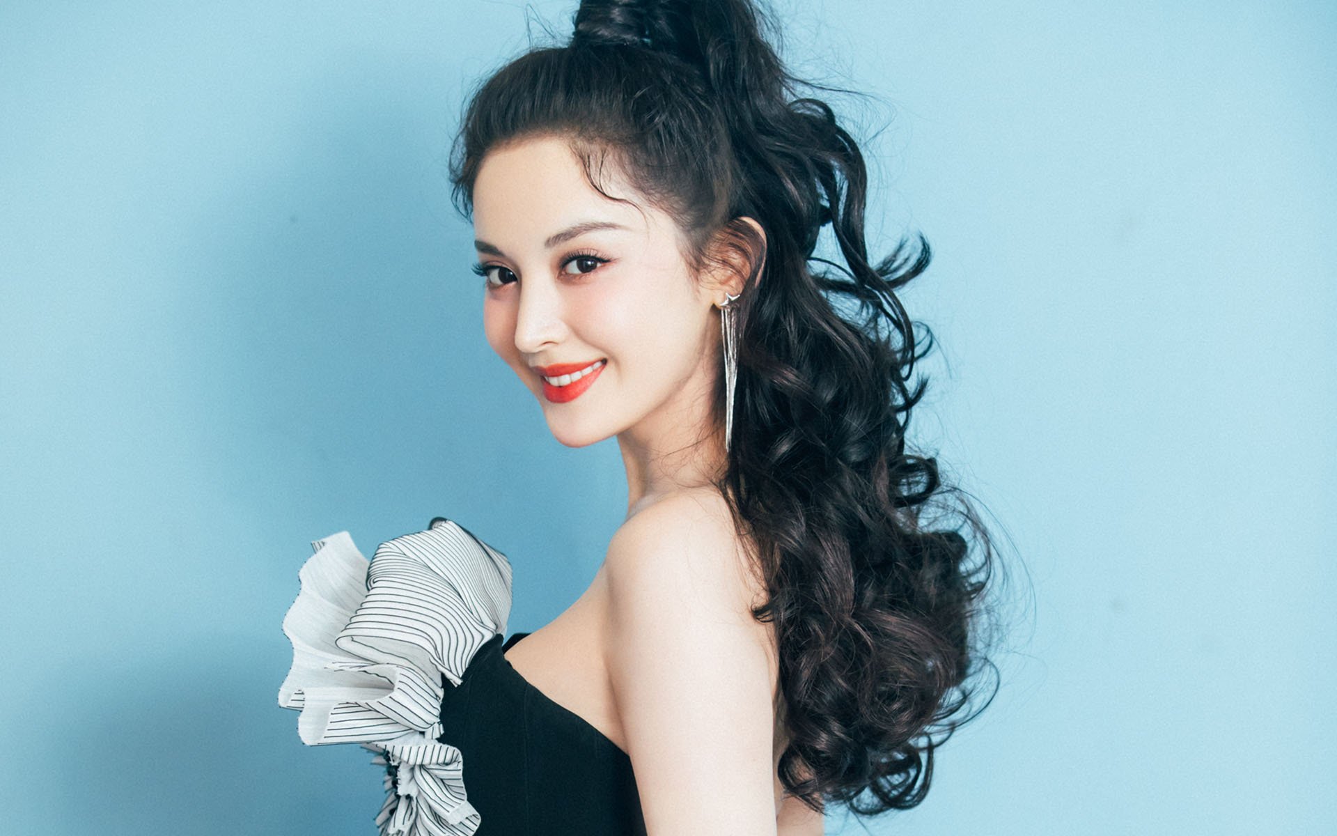 金色闪电撕裂红蓝，加克波燃爆全场，莱比锡教科书式闪击终结巴萨神话